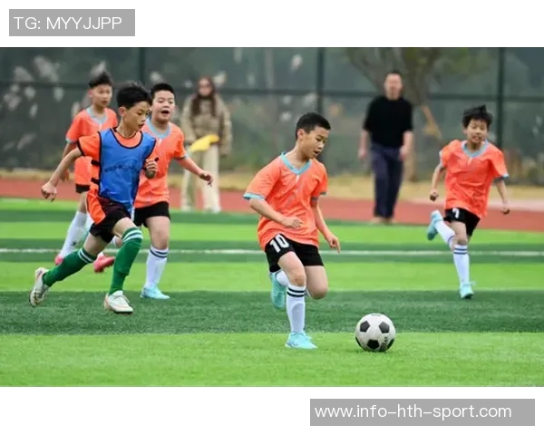 足球飞舞在绿茵场上展现激情与梦想的完美交融